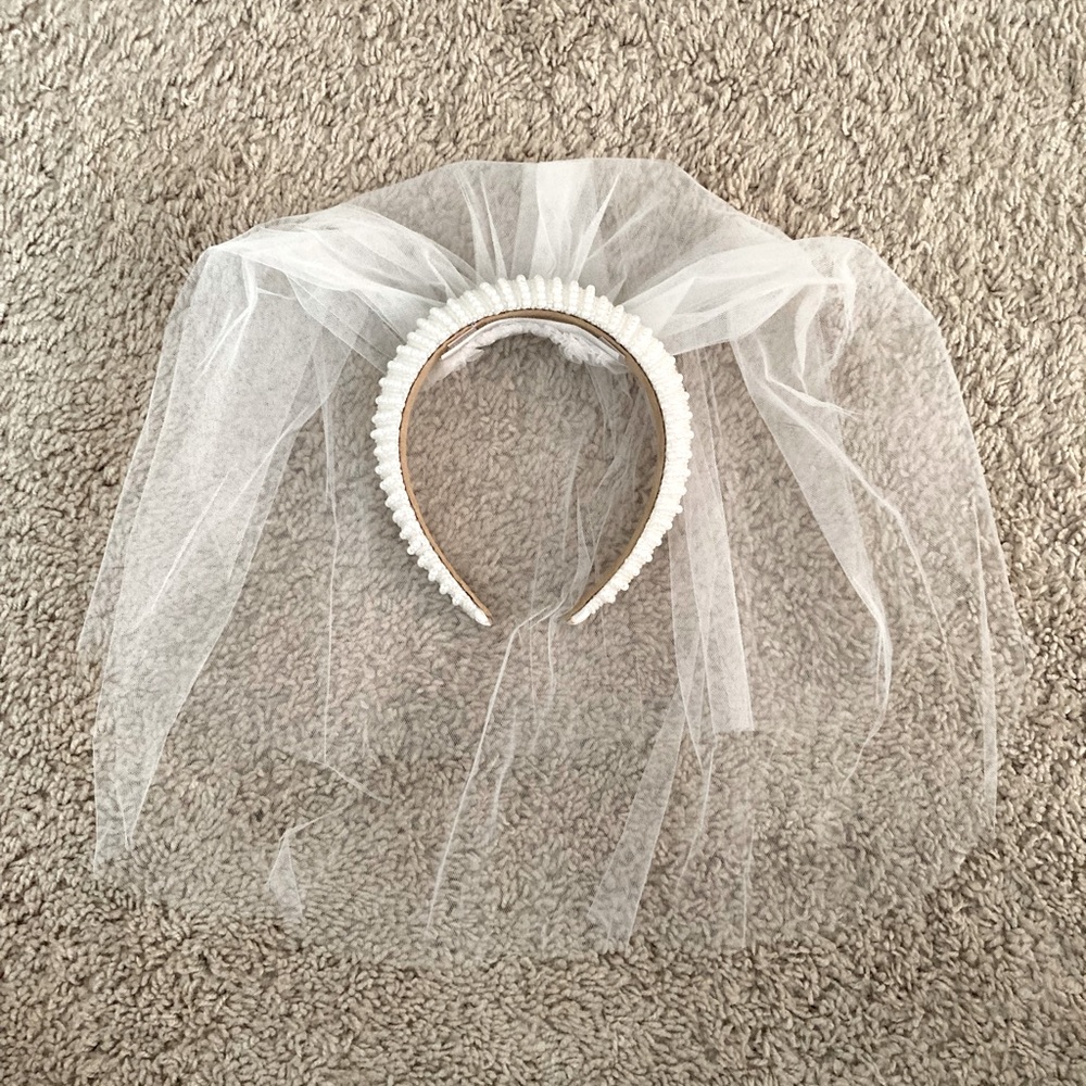 Pearl headband with removable veil